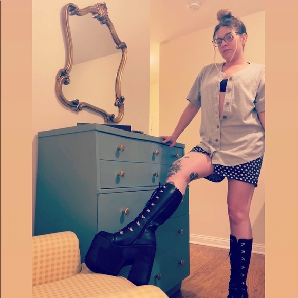 🎱SOLD🎱  Black platform lace up boots - Picture 4 of 5